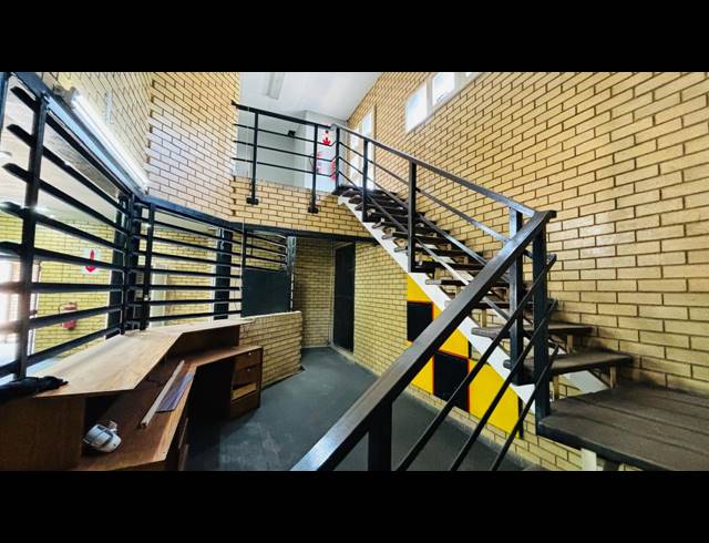 1,100M² WAREHOUSE TO LET IN ROBERTVILLE